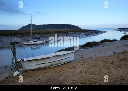 2022 janvier - matin calme avec quelques bateaux sur la plage en montée, près de Weston super Mare, dans le nord du Somerset, en Angleterre Banque D'Images