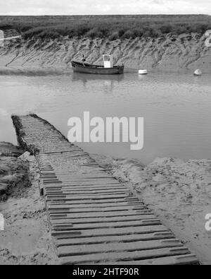 2022 janvier - matin calme avec quelques bateaux sur la plage en montée, près de Weston super Mare, dans le nord du Somerset, en Angleterre Banque D'Images