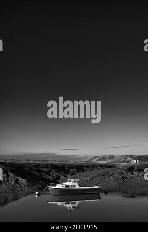 2022 janvier - matin calme avec quelques bateaux sur la plage en montée, près de Weston super Mare, dans le nord du Somerset, en Angleterre Banque D'Images