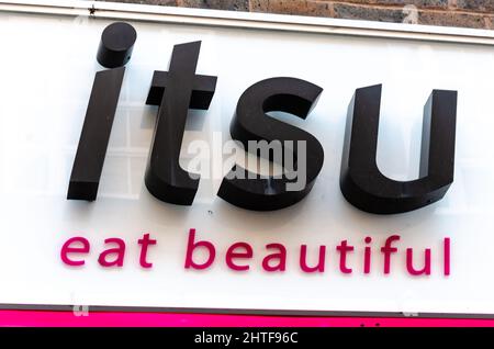 Vue rapprochée de la marque itsu à l'extérieur de l'un de ses magasins. Banque D'Images