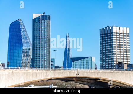 Vue panoramique depuis le Victoria Embankment sur la Tamise en direction du pont Waterloo et des gratte-ciels modernes de Londres. Banque D'Images