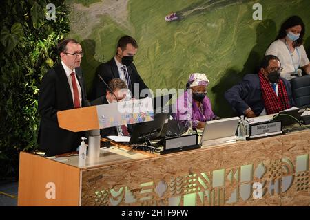 Nairobi, Kenya. 28th févr. 2022. Le Président de l'UNEA (Assemblée de l'Environnement des Nations Unies), Espen Barth Eide, s'adresse aux délégués au cours du premier jour de l'Assemblée environnementale des Nations Unies 5 au siège des Nations Unies à Gigiri. (Photo de John Ochieng/SOPA Images/Sipa USA) crédit: SIPA USA/Alay Live News Banque D'Images