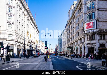 Une vue sur le Strand dans la ville de Westminster, Londres, Royaume-Uni avec le Savoy Theatre sur la droite montrant la jolie comédie musicale femme. Banque D'Images