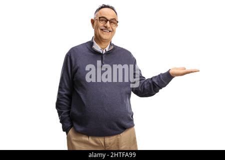 Homme mûr souriant tenant à la main isolé sur fond blanc Banque D'Images