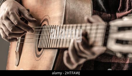 Guitariste sur scène. Gros plan sur la guitare. Guitares acoustiques. Musicien de sexe masculin jouant de la guitare, un instrument de musique. Mains de l'homme jouant acoustique Banque D'Images