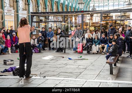 Une foule regarde un interprète de rue dans le South Hall de Covent Garden à Londres, au Royaume-Uni Banque D'Images