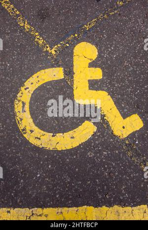 Gros plan du Badge Bleu symbole du fauteuil roulant et les personnes handicapées la signalisation de stationnement dans un parking bay Banque D'Images