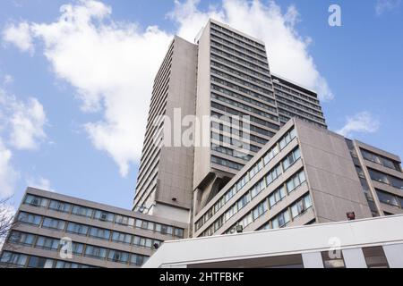 Gros plan de l'extérieur de l'hôtel Holiday Inn London Kensington Forum acheté par le groupe Fragrance contrôlé par Tycoon Koh Wee Meng pour an und. Banque D'Images