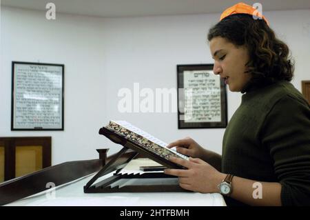 Rome, Italie 11/03/2003: Les jeunes Juifs préparent le Bat-Bar Mitzvah dans un centre juif. ©Andrea Sabbadini Banque D'Images