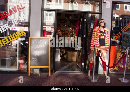 'S-Hertogenbosch, pays-Bas - 12 février 2022 : entrée d'un magasin de carnaval hollandais Banque D'Images