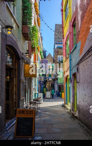 La cour de Neal, des passages aux couleurs vives et une cour, une attraction touristique dans le quartier Covent Garden de Londres, avec des couleurs vives sur les bâtiments. Banque D'Images