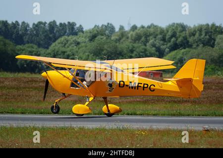 Photo d'un avion ultraléger Aeropro Eurofox atterrissant sur l'aéroport Jade-Weser Banque D'Images