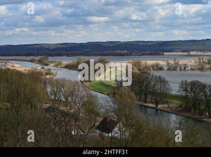 25 février 2022, Brandebourg, Stützkow: Vue d'un point de vue au-dessus du petit village de Stützkow dans le quartier Uckermark de la voie navigable Hohensaaten-Friedrichsthal et des prairies de polder inondées par les hautes eaux de la rivière Oder. Le parc national de Lower Oder Valley a été créé en 1995 après cinq années de préparation et couvre une superficie de 10 500 hectares. La vallée de l'Oder est l'un des derniers paysages de plaine inondable de rivière presque naturelle dans l'ouest de l'Europe centrale avec un grand nombre d'espèces animales et végétales menacées. Photo: Patrick Pleul/dpa-Zentralbild/ZB Banque D'Images