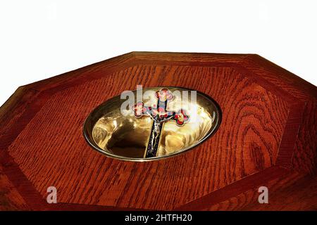 Détail de la très vieille police baptismale en bois avec la croix de la Trinité dans le bassin Banque D'Images