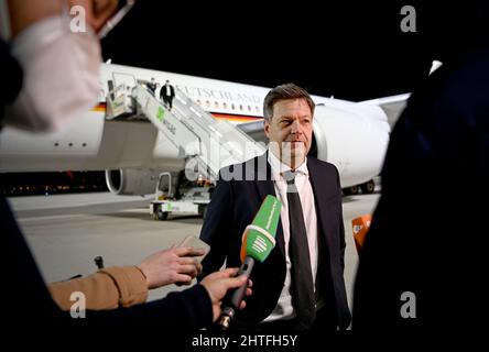 28 février 2022, Brandebourg, Schönefeld: Robert Habeck (Bündnis 90/Die Grünen), vice-chancelier et ministre fédéral des Affaires économiques et de la protection du climat, s'adresse aux journalistes de l'aéroport de Berlin Brandenburg BER avant de partir pour Washington, DC. Outre la réunion avec son homologue, d'autres discussions sur la politique climatique ainsi que sur la politique économique sont à l'ordre du jour. Photo: Britta Pedersen/dpa-Zentralbild/dpa Banque D'Images