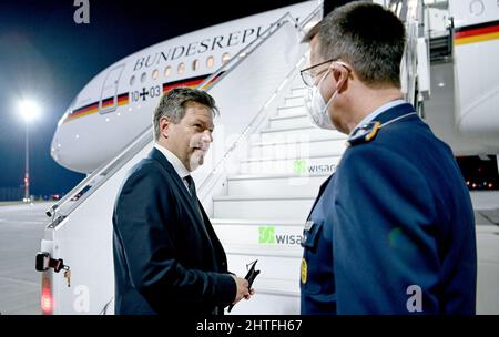 28 février 2022, Brandebourg, Schönefeld: Robert Habeck (l, Bündnis 90/Die Grünen), vice-chancelier et ministre fédéral des Affaires économiques et de la protection du climat, monte à bord d'un avion de la Flugbereitschaft à l'aéroport Berlin Brandenburg BER pour se rendre à Washington, DC. Outre la réunion avec son homologue, d'autres discussions sur la politique climatique ainsi que sur la politique économique sont à l'ordre du jour. Photo: Britta Pedersen/dpa-Zentralbild/dpa Banque D'Images