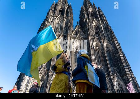 Manifestation de paix contre la guerre en Ukraine, au lieu de la procession du Rose Monday à Cologne, cathédrale de Cologne, avec plus de 250 000 participants, je Banque D'Images