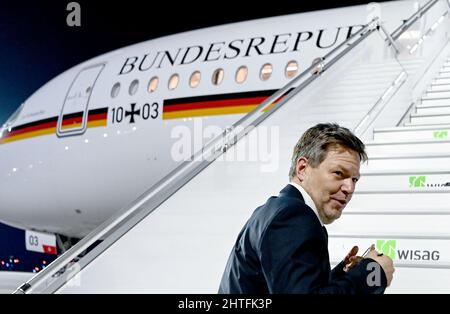 28 février 2022, Brandebourg, Schönefeld: Robert Habeck (Bündnis 90/Die Grünen), vice-chancelier et ministre fédéral des Affaires économiques et de la protection du climat, monte à bord d'un avion de préparation au vol à l'aéroport BER de Berlin Brandenburg pour se rendre à Washington, DC. Outre la réunion avec son homologue, d'autres discussions sur la politique climatique ainsi que sur la politique économique sont à l'ordre du jour. Photo: Britta Pedersen/dpa-Zentralbild/dpa Banque D'Images
