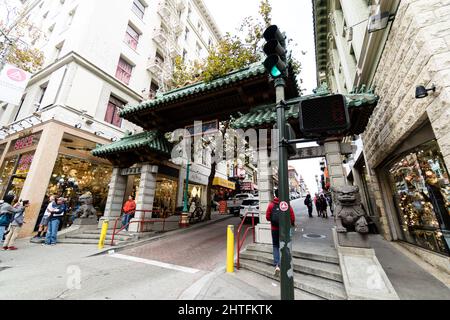 Dragon Gate à l'entrée de la ville de Chine, région de San Francisco, Californie Banque D'Images