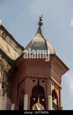 Photo à angle bas d'un dôme d'une mosquée musulmane avec une demi-lune sur le dessus. Croissant de lune Banque D'Images