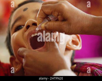 Un agent de santé administre des gouttes de vaccin contre la polio à un enfant à l'hôpital lors d'une campagne de vaccination spéciale, appelée « POLIO SUNDAY » à Agartala. Tripura. Inde. Banque D'Images