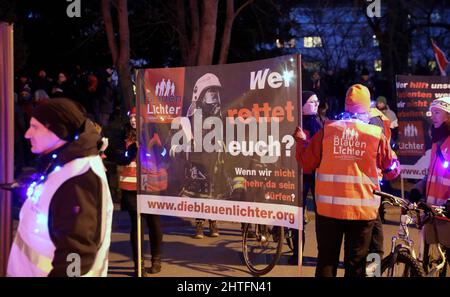 Rostock, Allemagne. 28th févr. 2022. Les participants se réunissent pour une manifestation contre les mesures de Corona et la vaccination obligatoire, une bannière se lit "qui va vous sauver? Quand nous ne sommes plus autorisés à être là ? ». Credit: Bernd Wüstneck/dpa-Zentralbild/dpa/Alay Live News Banque D'Images