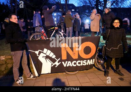 Rostock, Allemagne. 28th févr. 2022. Les participants se réunissent pour une manifestation contre les mesures de Corona et la vaccination obligatoire, une bannière se lit « pas de vaccin ! ». Credit: Bernd Wüstneck/dpa-Zentralbild/dpa/Alay Live News Banque D'Images