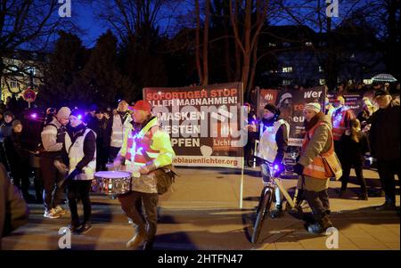 Rostock, Allemagne. 28th févr. 2022. Les participants se réunissent pour une manifestation contre les mesures de Corona et la vaccination obligatoire, une bannière lit «arrêt immédiat de toutes les mesures! Les masques font l'essai de vacciner. Credit: Bernd Wüstneck/dpa-Zentralbild/dpa/Alay Live News Banque D'Images