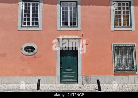 Façade rose - maison de ville de deux étages - porte verte et fenêtres - Vieille ville de Vila Adentro. Faro-Portugal-125 Banque D'Images