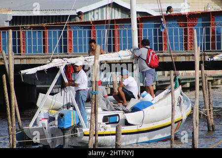 BELIZE CITY, BELIZE - 6 JUILLET 2016 la petite flotte de bateaux de pêche amarrés à des poteaux au pont d'oscillation avec des pêcheurs et des bateaux de Sarteneja Banque D'Images