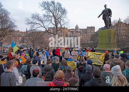 Édimbourg, Écosse, Royaume-Uni. 28th février 2022. Protestation contre l'action de la Russie en Ukraine Princes Street Garden's East. En photo : environ 100 personnes se sont présentées pour montrer leur soutien à la population et au pays de l'Ukraine avec plusieurs ressortissants ukraniens présents. Credit: Archwhite/alamy Live news. Banque D'Images