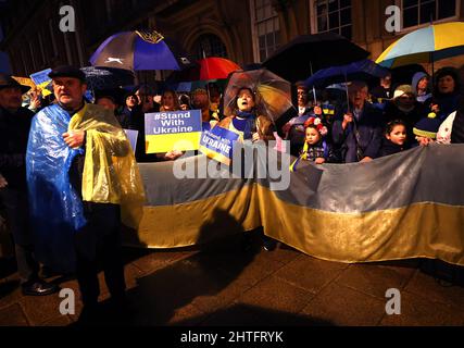 Leicester, Leicestershire, Royaume-Uni. 28th février 2022. Les manifestants assistent à une veillée après que le président russe Vladimir Poutine ait ordonné l'invasion de l'Ukraine. Des centaines de personnes se sont rassemblées devant l'hôtel de ville pour montrer leur soutien à l'Ukraine. Credit Darren Staples/Alay Live News. Banque D'Images