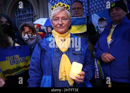 Leicester, Leicestershire, Royaume-Uni. 28th février 2022. Un manifestant assiste à une vigile après que le président russe Vladimir Poutine ait ordonné l'invasion de l'Ukraine. Des centaines de personnes se sont rassemblées devant l'hôtel de ville pour montrer leur soutien à l'Ukraine. Credit Darren Staples/Alay Live News. Banque D'Images