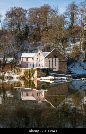 Vue d'hiver de l'ancien moulin à maïs reflétée dans l'usure de la rivière à Durham, Angleterre, Royaume-Uni décembre 2010 Banque D'Images