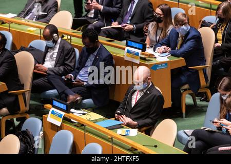 New York, États-Unis. 28th févr. 2022. Les délégations de la Finlande et du Danemark ont vu une affiche en faveur de l'Ukraine lors de la session d'urgence de l'Assemblée générale sur l'Ukraine au Siège de l'ONU à New York le 28 février 2022. Tous les membres de l'ONU discuteront de la situation en Ukraine après l'invasion de la Russie et voteront sur la résolution attendue plus tard dans la semaine. (Photo de Lev Radin/Sipa USA) crédit: SIPA USA/Alay Live News Banque D'Images