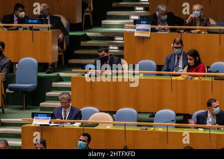 New York, États-Unis. 28th févr. 2022. Les délégations de la Roumanie et de l'Espagne ont vu une affiche en faveur de l'Ukraine lors de la session d'urgence de l'Assemblée générale sur l'Ukraine au Siège de l'ONU à New York le 28 février 2022. Tous les membres de l'ONU discuteront de la situation en Ukraine après l'invasion de la Russie et voteront sur la résolution attendue plus tard dans la semaine. (Photo de Lev Radin/Sipa USA) crédit: SIPA USA/Alay Live News Banque D'Images