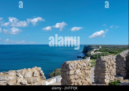 Enceinte de la forteresse de Sagres sur les falaises de Ponta de Sagres, Sagres, Algarve, Portugal, Europe Banque D'Images