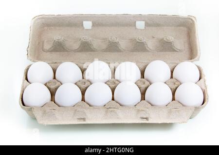 Ouvrez la boîte d'une douzaine d'œufs blancs. Banque D'Images