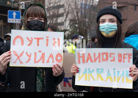 Séoul, Corée du Sud. 28th févr. 2022. Les citoyens ukrainiens vivant en Corée du Sud tiennent des pancartes lors d'une manifestation contre l'attaque de la Russie en Ukraine à l'extérieur de l'ambassade russe à Séoul. Crédit : SOPA Images Limited/Alamy Live News Banque D'Images