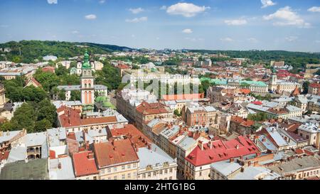 Vue panoramique sur les toits de la vieille ville de Lviv, Ukraine par beau temps Banque D'Images