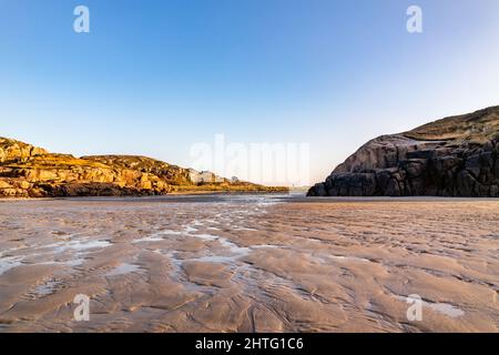 La magnifique baie de Cloughglass et la plage de Burtonport dans le comté de Donegal - Irlande. Banque D'Images