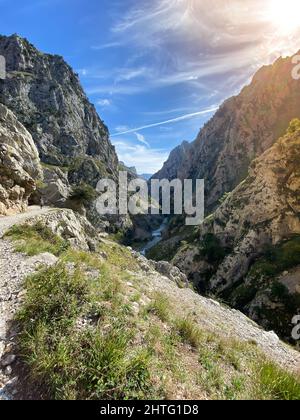 Photo verticale du célèbre sentier CARES, parc national de Picos de Europa, Espagne Banque D'Images
