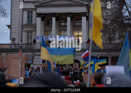 Poznan, Pologne - 02.26.2022 : manifestation anti-guerre à l'extérieur de l'ambassade de Russie à Poznan les manifestants appellent à la paix et condamnent Poutine. Banque D'Images