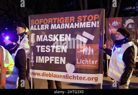 Rostock, Allemagne. 28th févr. 2022. Les participants se réunissent pour une manifestation contre les mesures de Corona et la vaccination obligatoire, une bannière lit «arrêt immédiat de toutes les mesures! Les masques font l'essai de vacciner. Credit: Bernd Wüstneck/dpa-Zentralbild/dpa/Alay Live News Banque D'Images