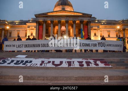 Londres, Royaume-Uni. 28th février 2022. Des centaines de personnes se sont rassemblées sur la place Trafalgar pour le sixième jour des manifestations, alors que la guerre en Ukraine se poursuit. Credit: Vuk Valcic/Alamy Live News Banque D'Images