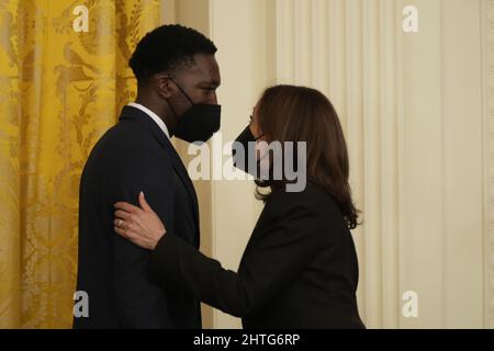 Washington, États-Unis d'Amérique. 28th févr. 2022. Le vice-président des États-Unis, Kamala Harris, accueille le Kateo Hilton après avoir pris la parole à l'occasion d'une célébration du mois de l'histoire des Noirs dans la salle est de la Maison Blanche à Washington, DC, le lundi 28 février 2022. Des représentants noirs des gouvernements fédéral, d'État et local ainsi que des responsables des droits civils sont présents.Credit: Chris Kleponis/Pool/Sipa USA Credit: SIPA USA/Alay Live News Banque D'Images