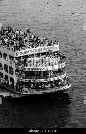 Masse de personnes de retour à la maison par lancement du congrès musulman Charmonai annuel. Cette image a été prise par moi le 28 février 2022, du Bangladesh, Sud A. Banque D'Images