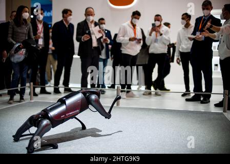 Barcelone, Espagne. 28th févr. 2022. Un chien de garde de Xiaomi « se fait un homme » devant les visiteurs du Mobile World Congress 2022 de Barcelone, l'un des événements les plus importants pour les technologies mobiles et un plateau de lancement pour les smartphones, les technologies futures, les appareils et les périphériques. L'édition 2022 s'étend sur le thème général de la connectivité déchaînée et tente de retrouver la normalité après son annulation en 2020 et une édition réduite en 2021 en raison de la pandémie DE CORONA. Credit: Matthias Oesterle/Alamy Live News Banque D'Images