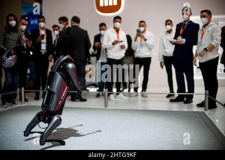 Barcelone, Espagne. 28th févr. 2022. Un chien de garde de Xiaomi « se fait un homme » devant les visiteurs du Mobile World Congress 2022 de Barcelone, l'un des événements les plus importants pour les technologies mobiles et un plateau de lancement pour les smartphones, les technologies futures, les appareils et les périphériques. L'édition 2022 s'étend sur le thème général de la connectivité déchaînée et tente de retrouver la normalité après son annulation en 2020 et une édition réduite en 2021 en raison de la pandémie DE CORONA. Credit: Matthias Oesterle/Alamy Live News Banque D'Images