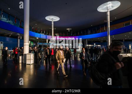 Barcelone, Espagne. 28th févr. 2022. Les visiteurs quittent le site de Fira Gran via à la fin de la première journée du Mobile World Congress annuel, l'un des événements les plus importants pour les technologies mobiles et un plateau de lancement pour les smartphones, les technologies futures, les appareils et les périphériques ouvre ses portes. L'édition 2022 s'étend sur le thème général de la connectivité déchaînée et tente de retrouver la normalité après son annulation en 2020 et une édition réduite en 2021 en raison de la pandémie DE CORONA. Credit: Matthias Oesterle/Alamy Live News Banque D'Images